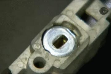 把锁锁上了怎么弄下来,锁怎么样是锁上的