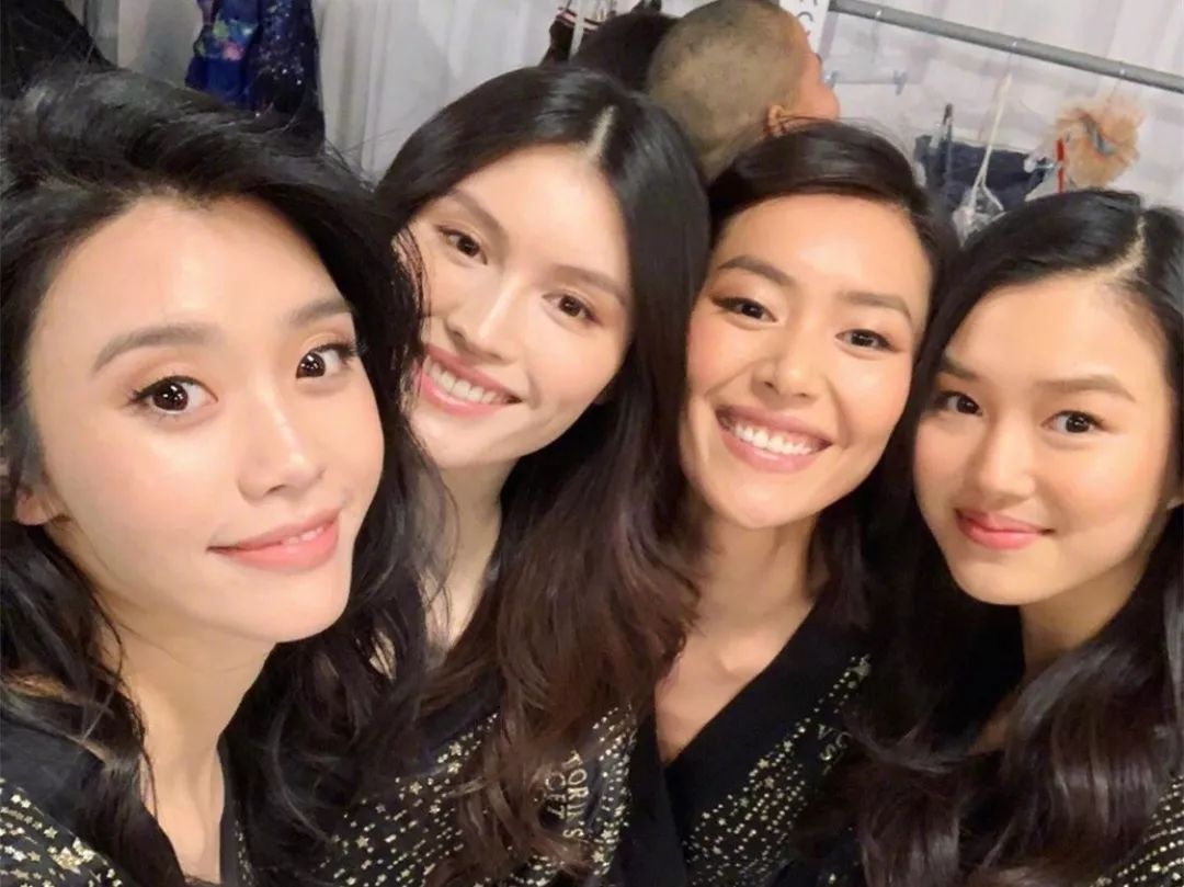 东北大花袄时尚走秀,维密超模东北大花袄