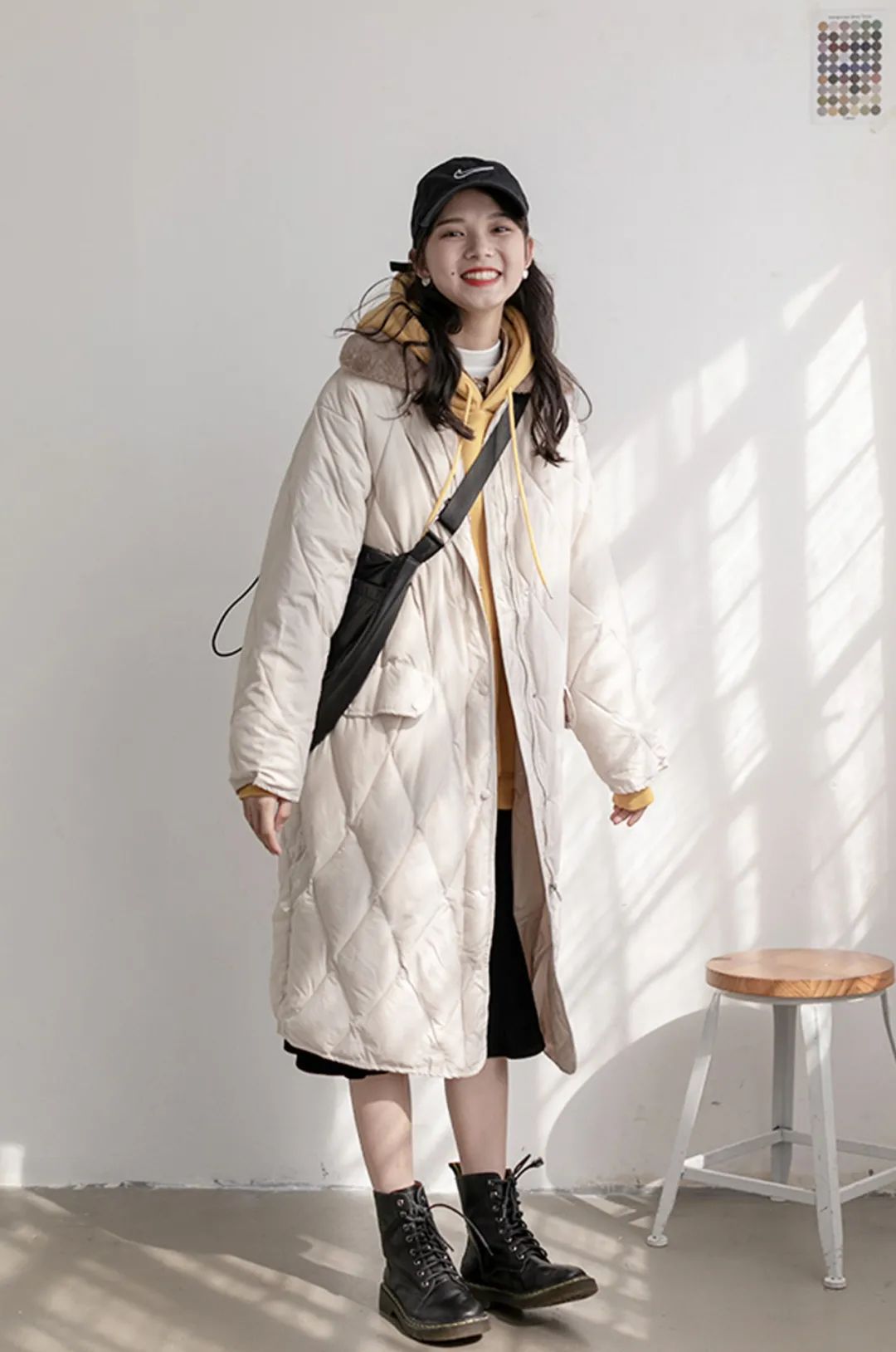 早春外套穿搭学生党甜酷,大衣卫衣短裙靴子