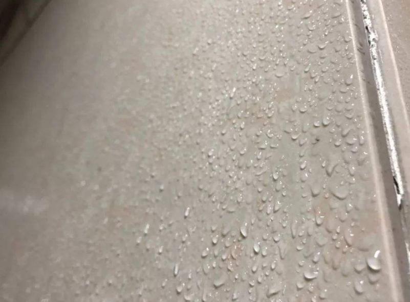 回南天，面对满墙的水雾，该怎么除湿？