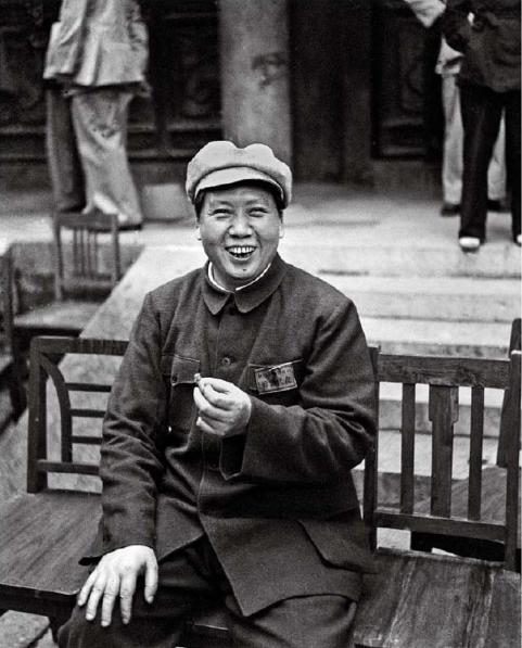 邓华缴获五箱“白金龙烟”，只给主席一支，主席笑他：财不露白啊