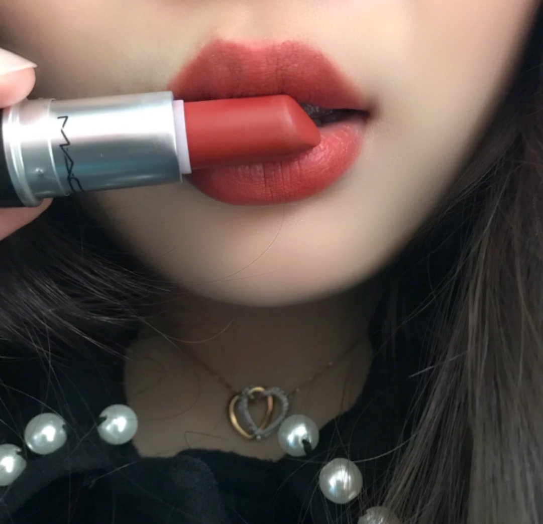 精致的女人都有一支口红,什么口红显白提亮气色又持久