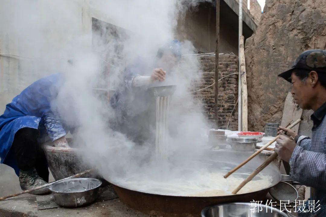 山东漏粉条的过程视频,漏瓢式粉条制作技术视频