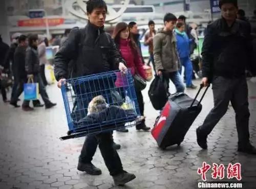 女子机场被海关查,女孩机场被警察带走