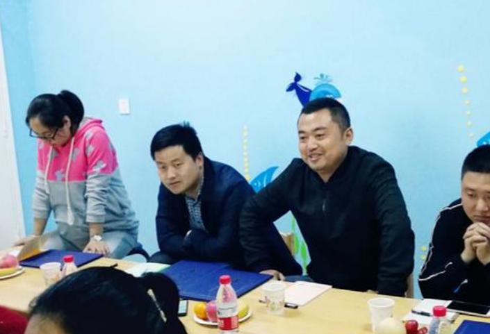 孩子幼儿园被碰了怎么和老师沟通,幼儿园孩子被孤立家长正确做法