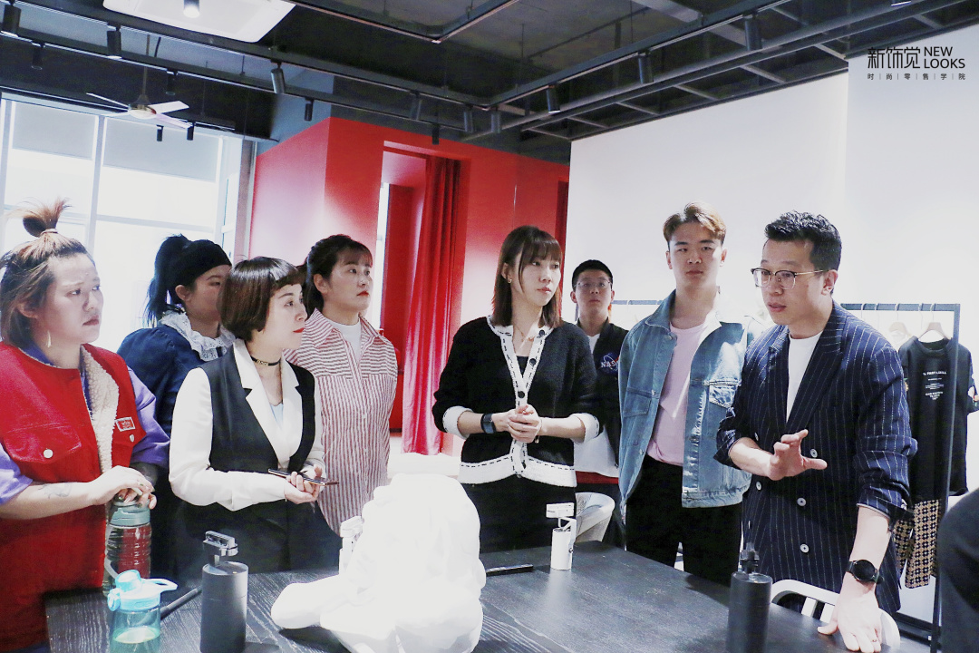 陈列衣服怎样陈列出高级感女装,高级服装陈列技巧