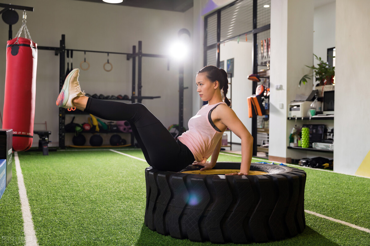 分享一套腹肌马甲线训练计划,基础的练腹跟马甲线动作