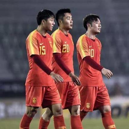 中超武汉球迷文化节“小小画家”童心绘出绿茵梦