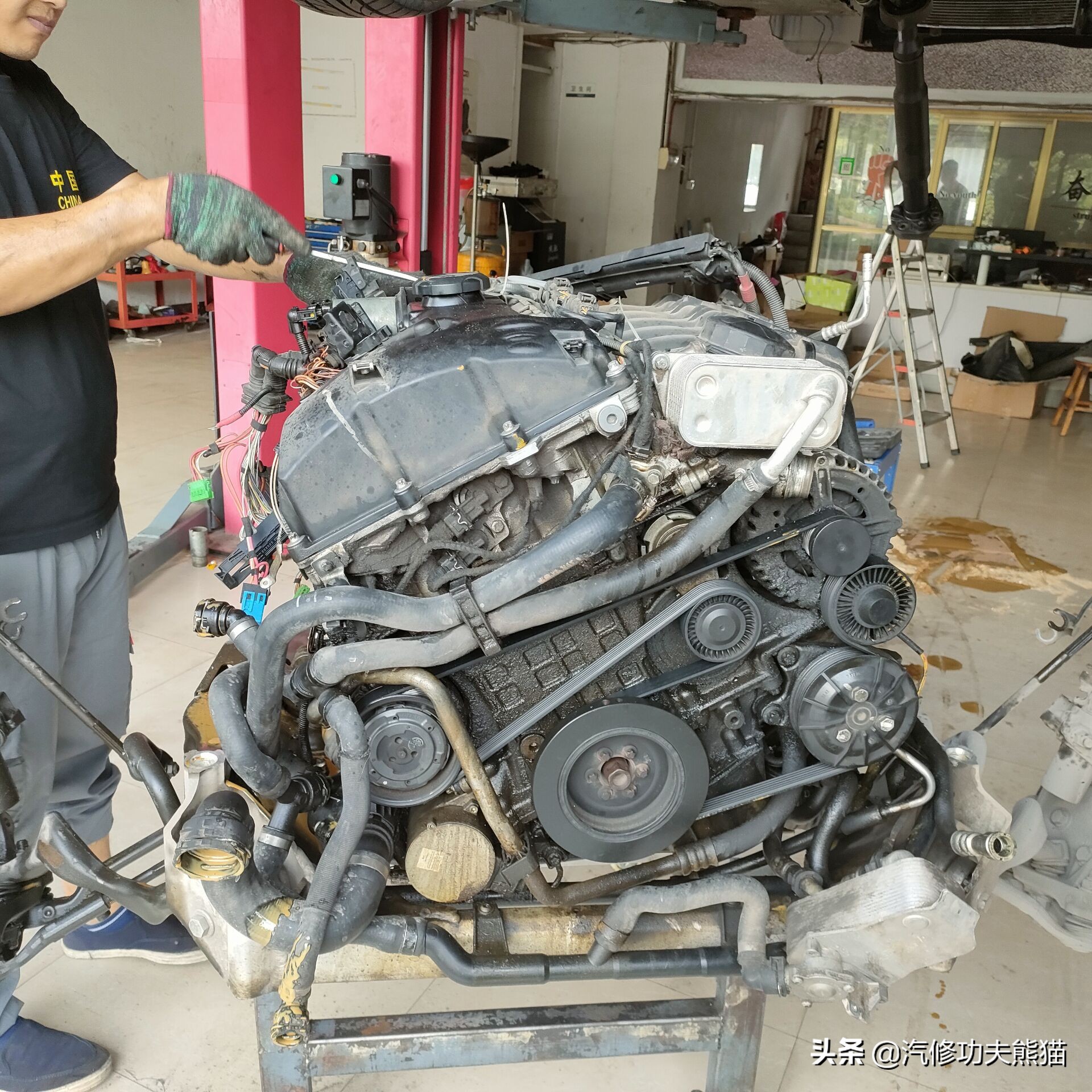 宝马e90325i2007款,宝马e90漏机油通病