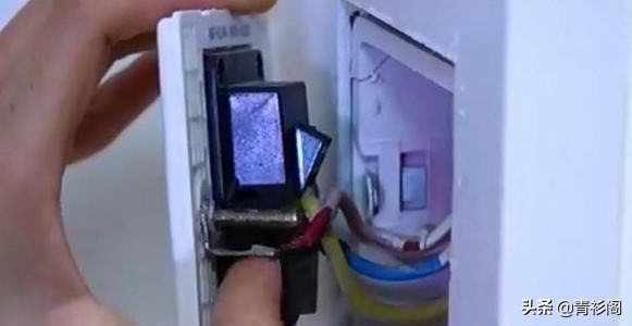 墙上插座整体松动用什么胶水,墙壁上的插座松动了如何解决