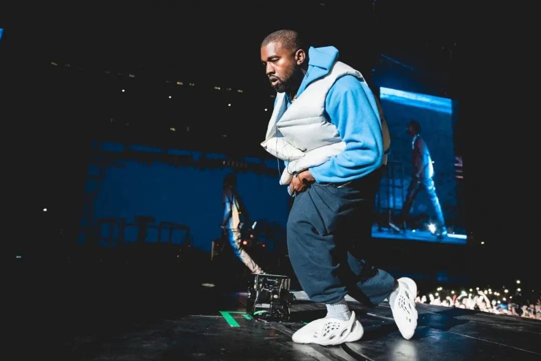 卡戴珊连体衣外穿高大上,卡戴珊巴黎世家蓝色连体衣