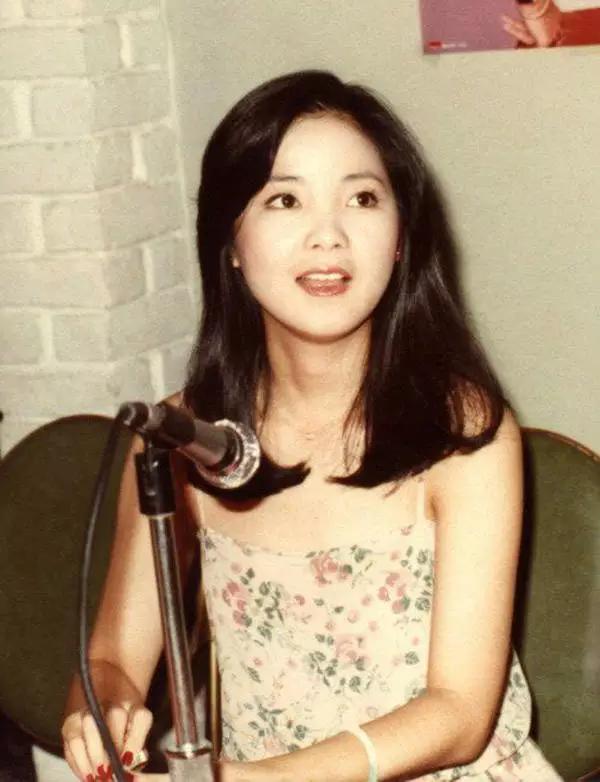 成龙献花邓丽君视频,邓丽君写给成龙的歌