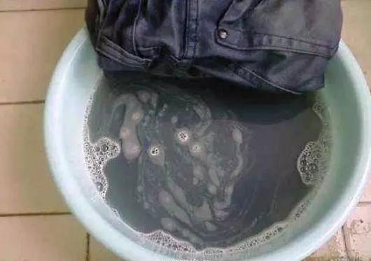 牛仔裤一刷就掉色严重怎么弄,牛仔裤掉色教你一招轻松解决