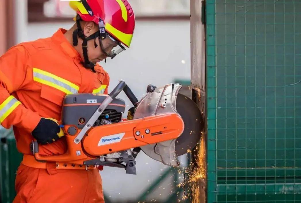 “当时我就一个想法，‘躺’到刀和人质之间!”