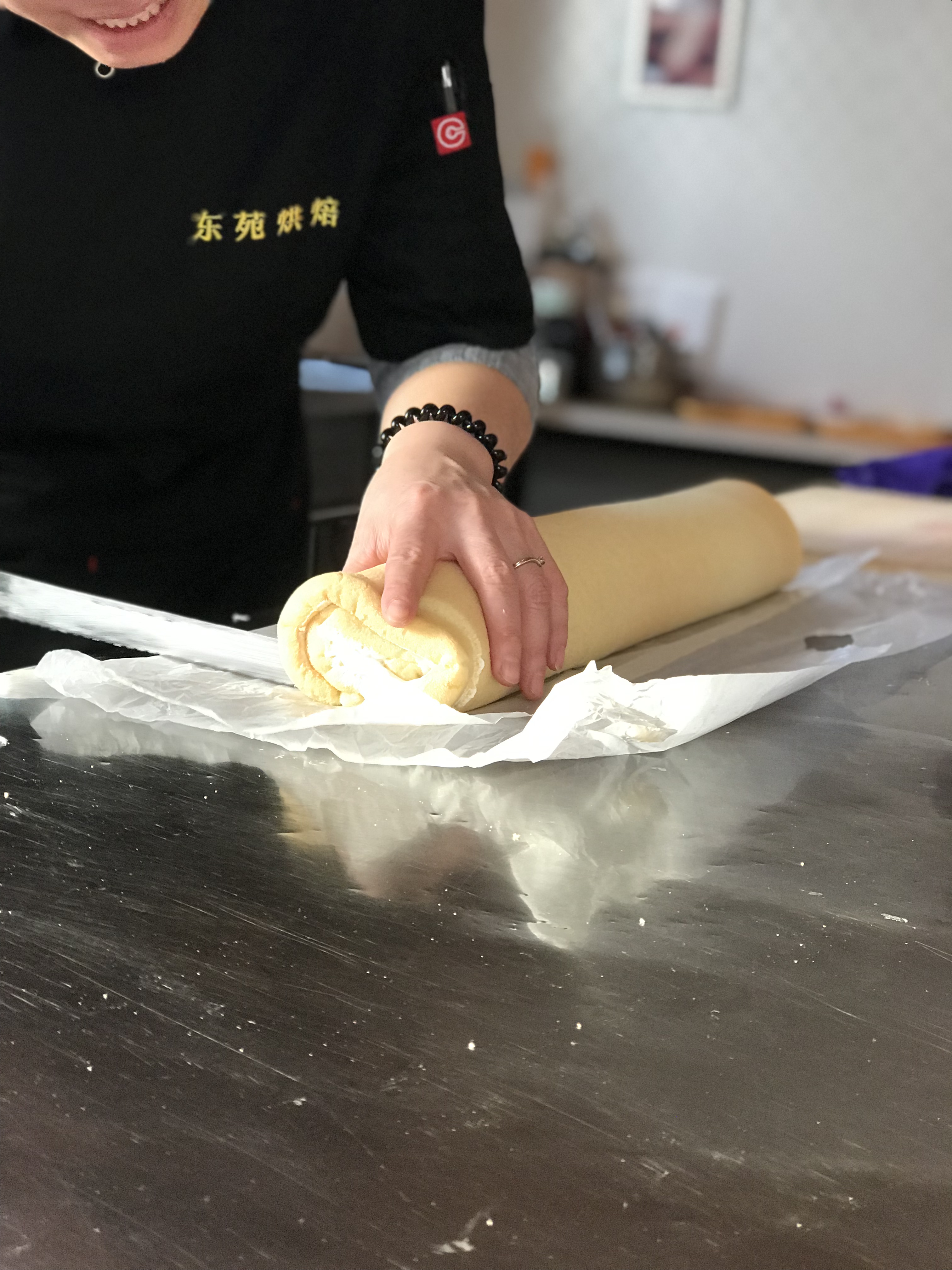 如何自制戚风蛋糕卷,草莓酱戚风蛋糕卷做法烤箱