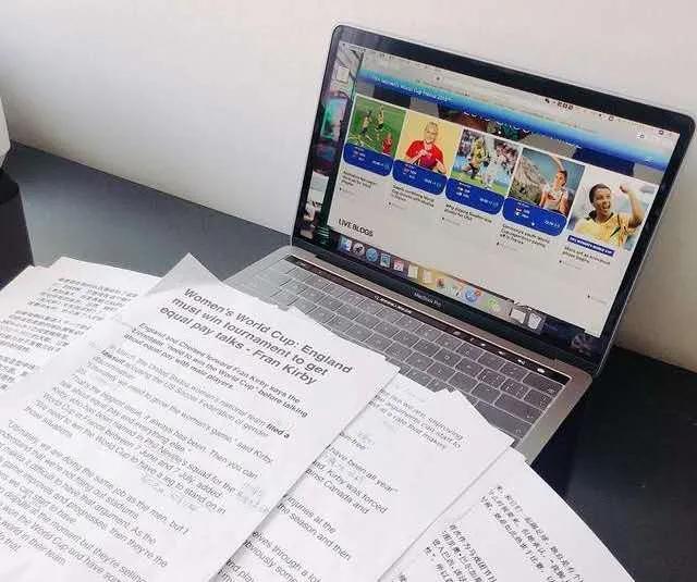 央视名嘴水均益女儿近照,明明可以靠颜值偏要拼才华完整版