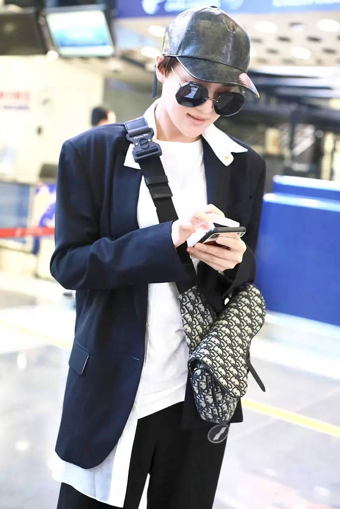 张馨予穿西装的穿搭,张馨予修身西装霸气亮相