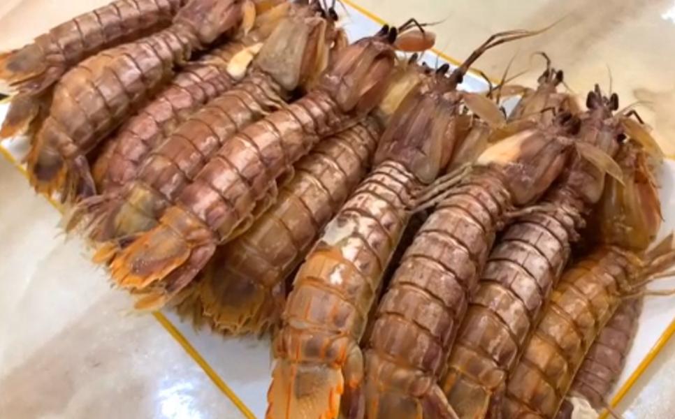 原来皮皮虾剥皮这么简单，一根筷子一撕就行？再也不怕扎手指了