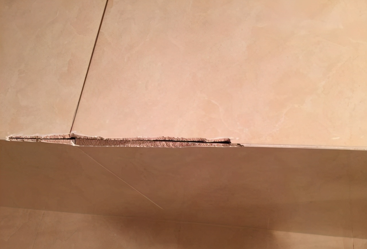 瓷砖转角如何处理？贴阳角线和做碰角，有什么区别？哪种更好？