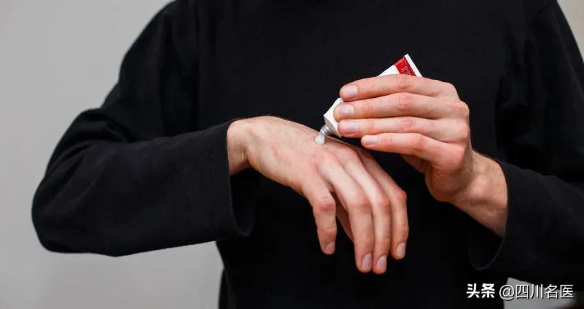 一到夏天手上起小水泡痒注意事项,手上长小水泡可能是什么原因引起