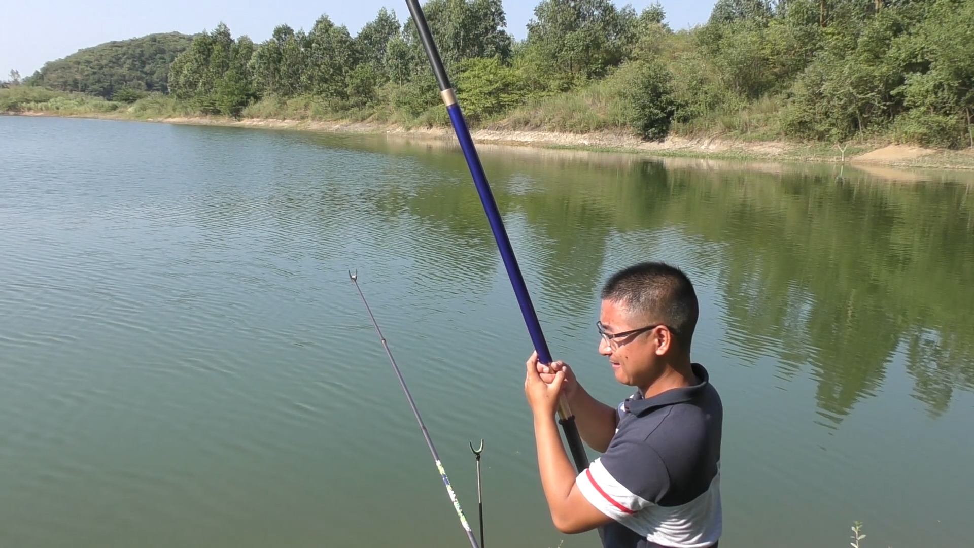 新手小白钓鱼适合什么样的鱼竿,新手买19调还是28调鱼竿好