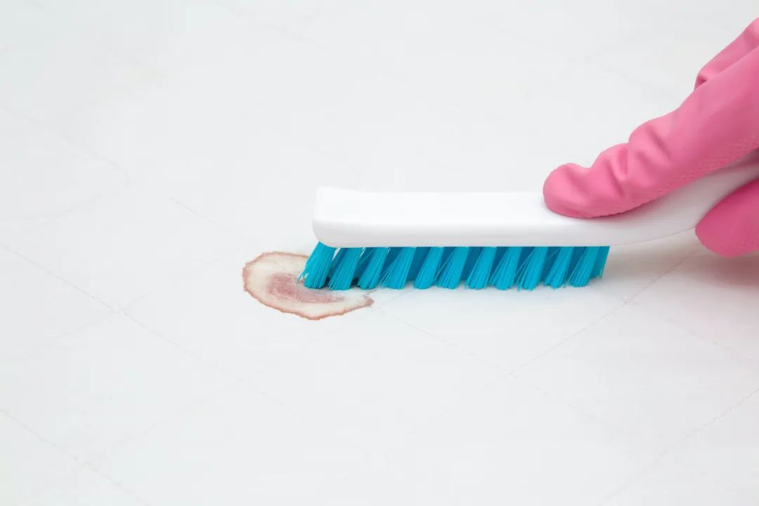 衣服上有血迹用什么方法去除掉,怎样有效去除衣服上干涸的血迹