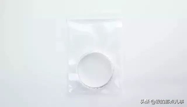 银手镯为什么变黑有的不变色,怎么让发黄变黑的银手镯光亮如新