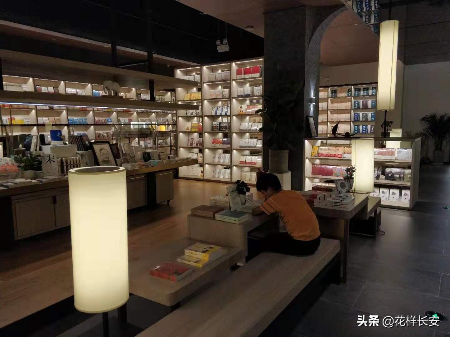 亲测西郊最大书城座位忒别多贼适合看书