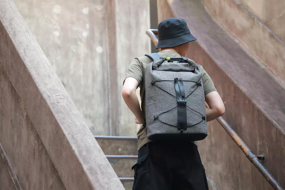 型男出街必备：刀割不入、风雨不侵，这款硬核背包丢大街都偷不走