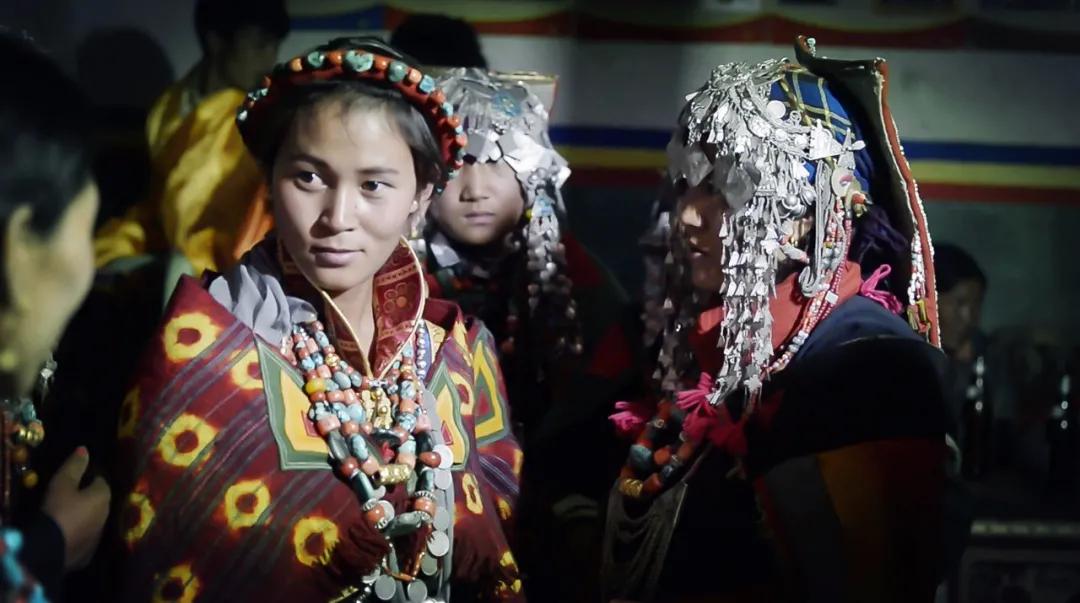 挤在城市抢几万一平的房子，都疯了吗