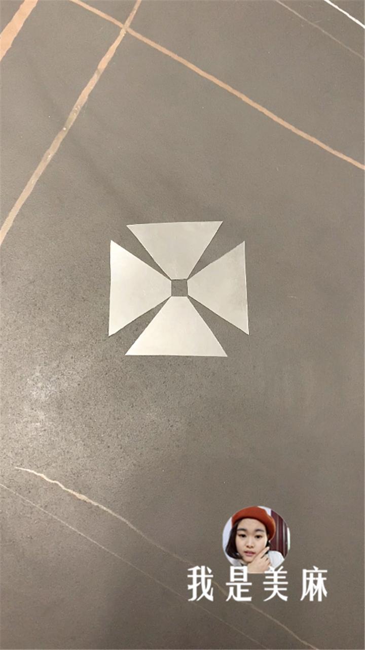 爸爸用塑料片做了个3d投影仪,自制3d投影仪看电影