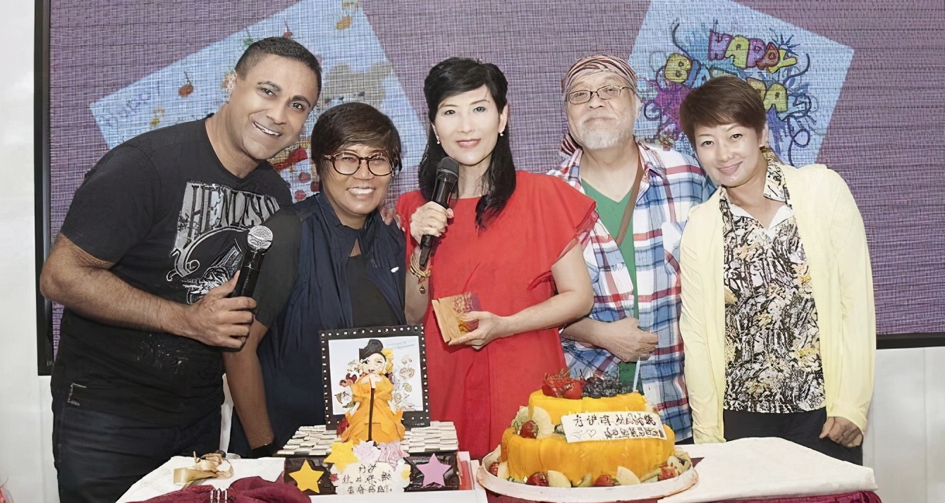 一路走好！香港资深艺人罗铭伟今日正式出殡，因突发心脏病离世