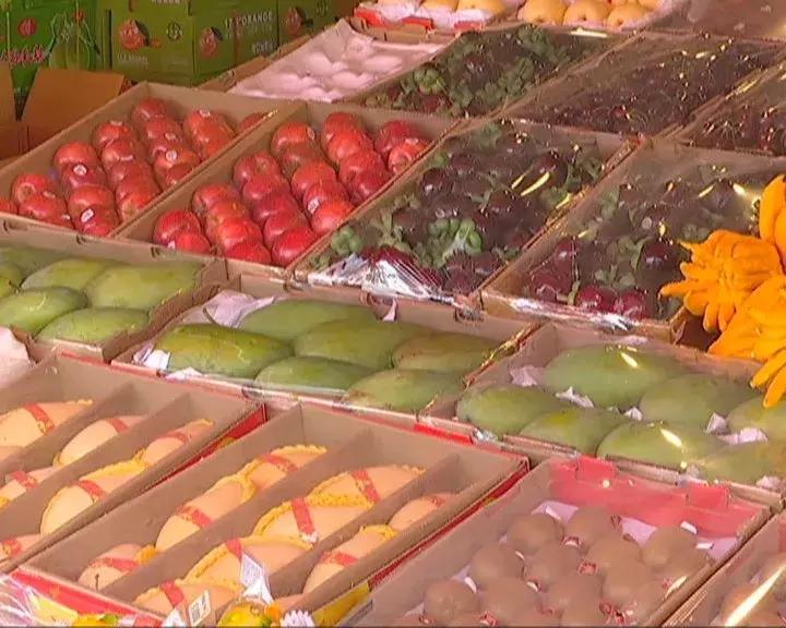 水果批发市场内堵车怎么解决,人多车多路上堵