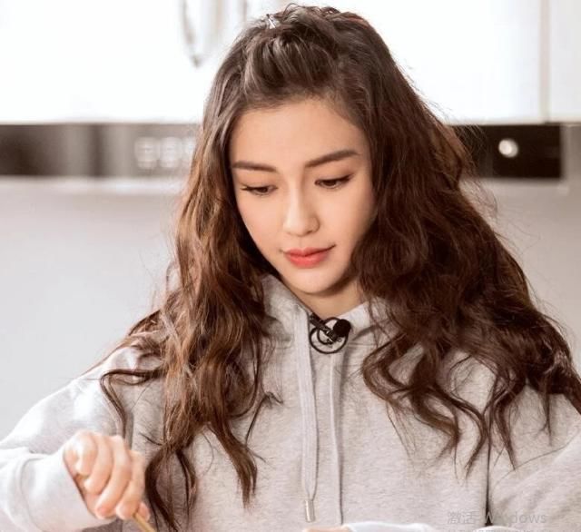 郑爽蛋卷发型堪称绝美,杨幂baby也毫不逊色,减龄时尚气质全开