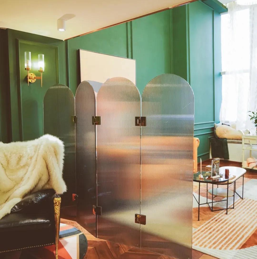 卫生间玻璃隔断效果图长虹玻璃,办公桌隔断长虹玻璃效果图