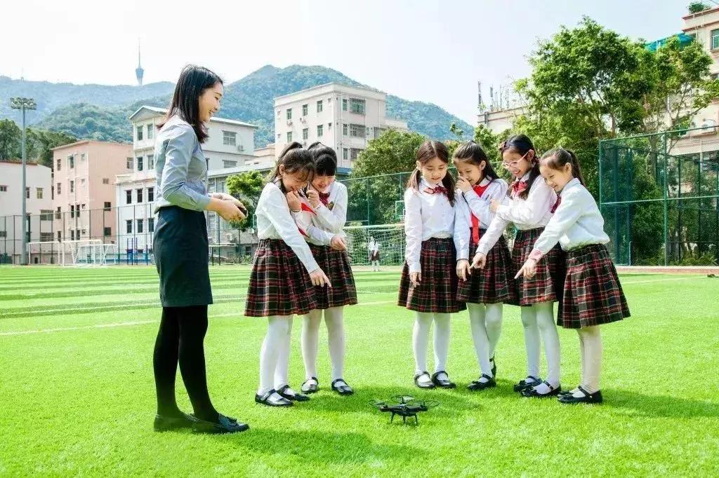 华美学校今天有什么活动,邀请函开放日英语