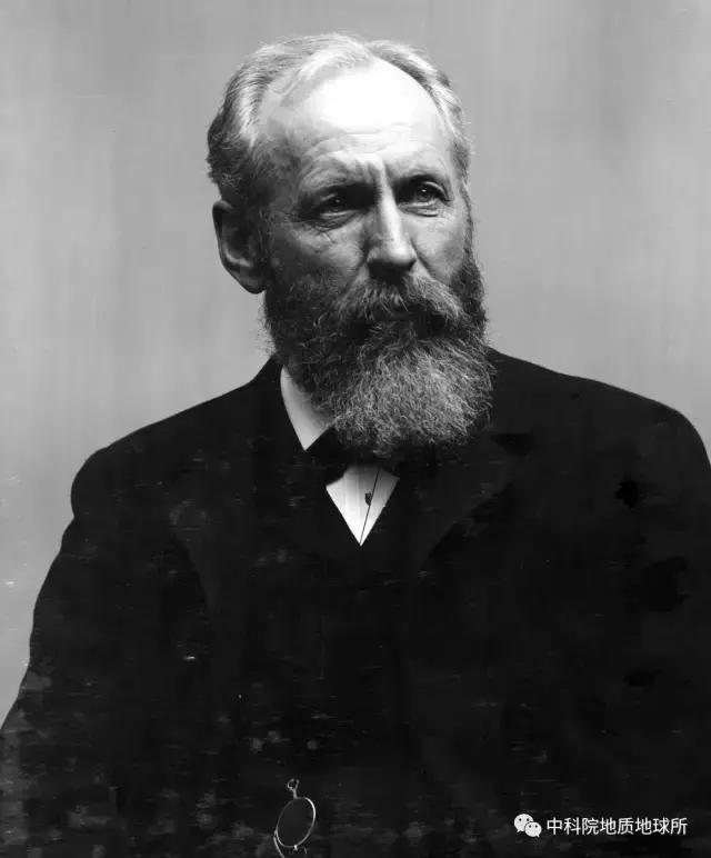 墨西哥海湾陨石撞击坑深度30km,较大的陨石撞击坑又称环形山