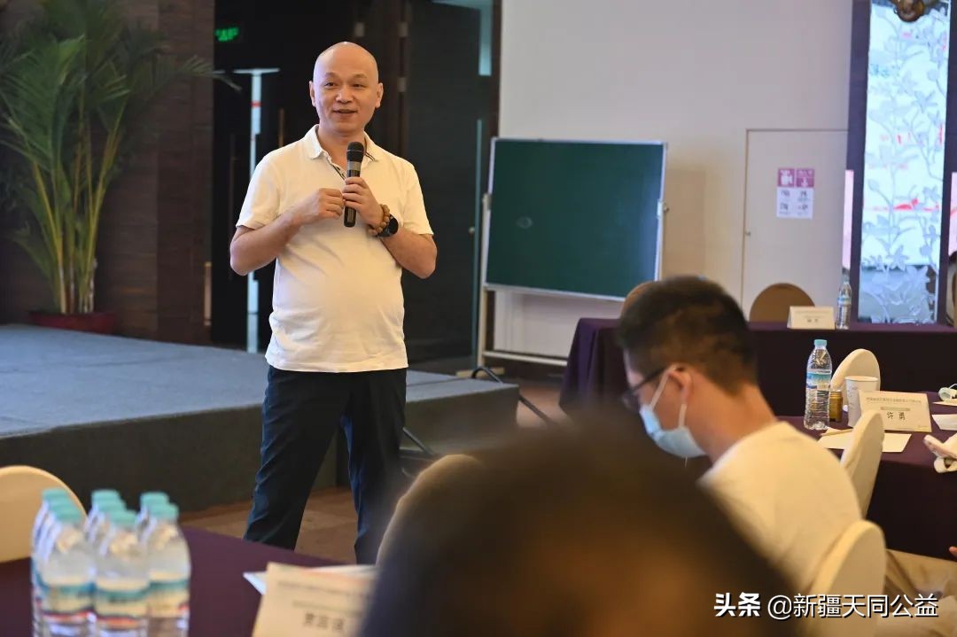 艾滋病是一片深海，我愿做一名潜水者