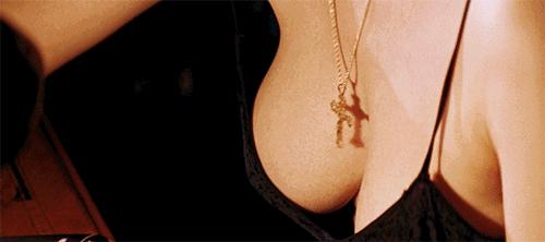 她是全球公认的最性感女神:“裸露”却不情色的人间*物尤**