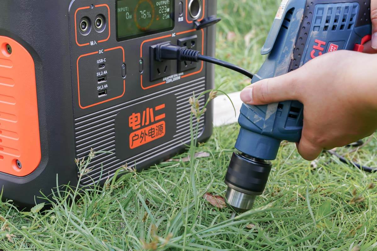 外出露营用电全靠它,电霸级别电小二户外电源1800W测评