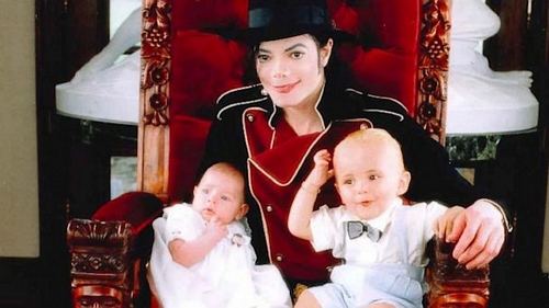 2009年，因父亲杰克逊去世遭受“非议”的帕里斯，今22岁卷土重来