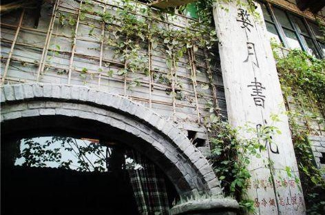 重庆周末适合读书的地方,世界读书日青年在图书馆看书