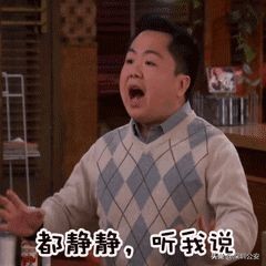 男子开车撞倒保安,男子骑车险被铁门砸到