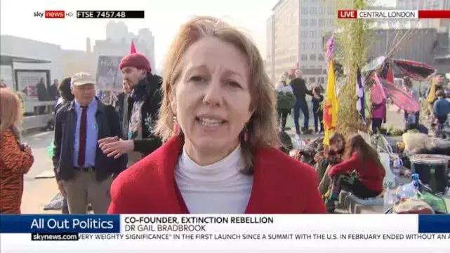 伦敦大混乱！*威示**者“血染”财政部，躺尸唐宁街，这是要上天？