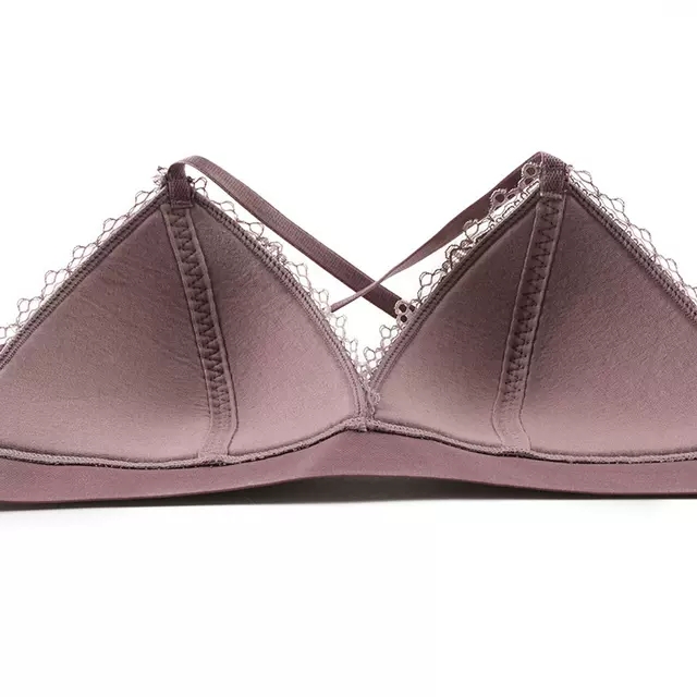 穿文胸的地方起疙瘩怎么办,穿文胸中间老是翘起怎么回事