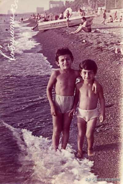 1600万欧的米兰左后卫，被伊布弄的身败名裂，退役半年当选副总理