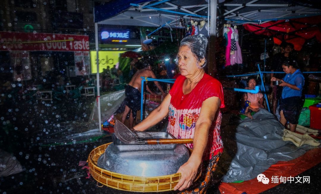 仰光雷雨，积水没过大腿，不少车子在水中“游”