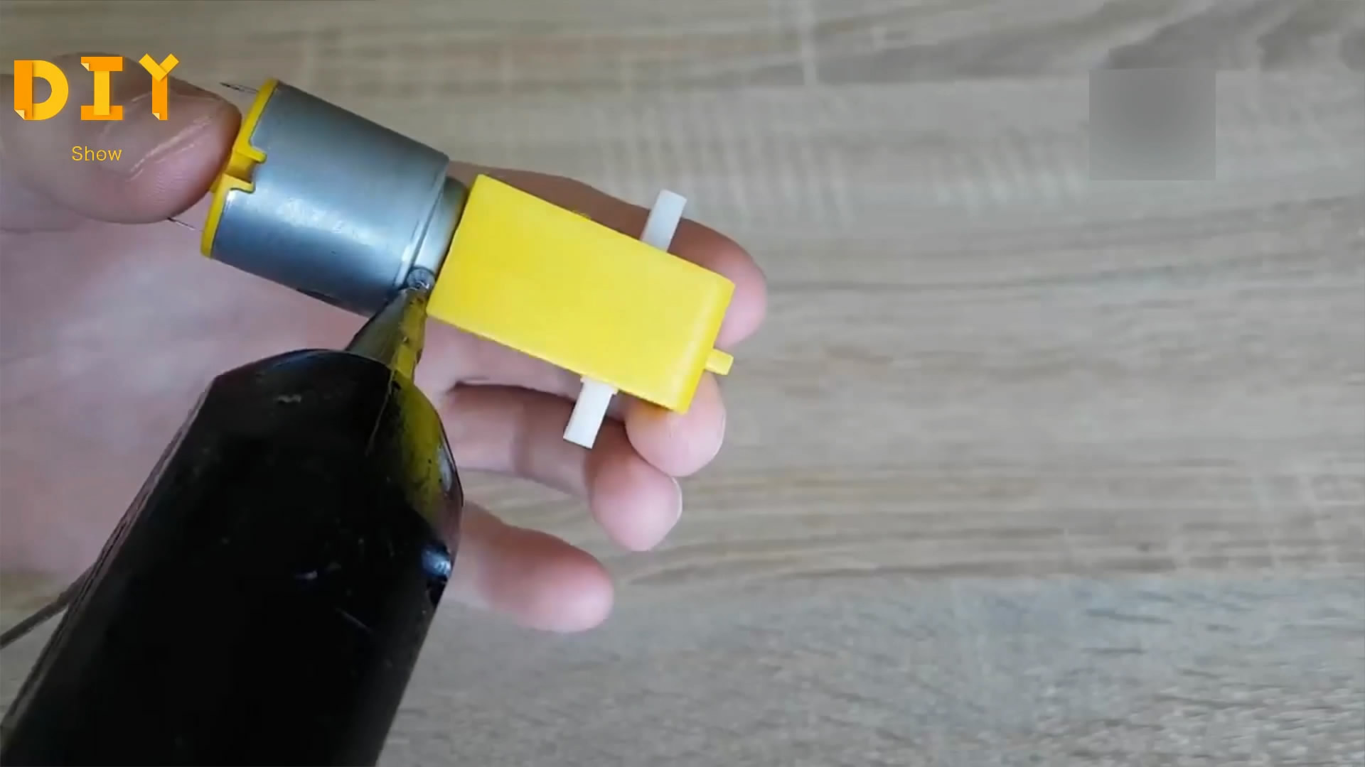 如何用纸板制作遥控车,用纸做遥控玩具车