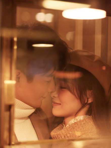 唐嫣穿橘色卫衣裙和罗晋甜蜜约会,36岁唐嫣被罗晋宠出了少女感