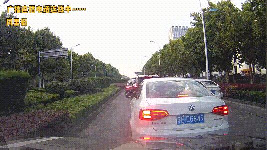 前一秒正常后一秒无缘无故发脾气,高速随意变道后悔莫及